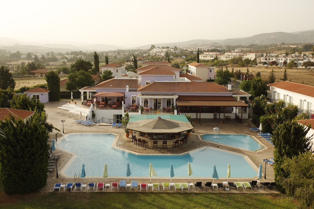 Akamanthea Holiday Village in POLIS