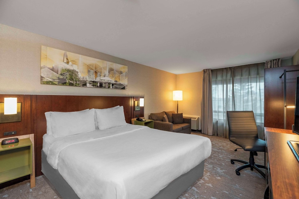غرفة بسرير كينج مع أريكة، Comfort Inn Sudbury East 2/5