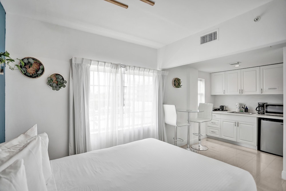 2 Bedrooms, Premium, Suite, Futon Bed, 3 Queen Beds, 2 Bathrooms