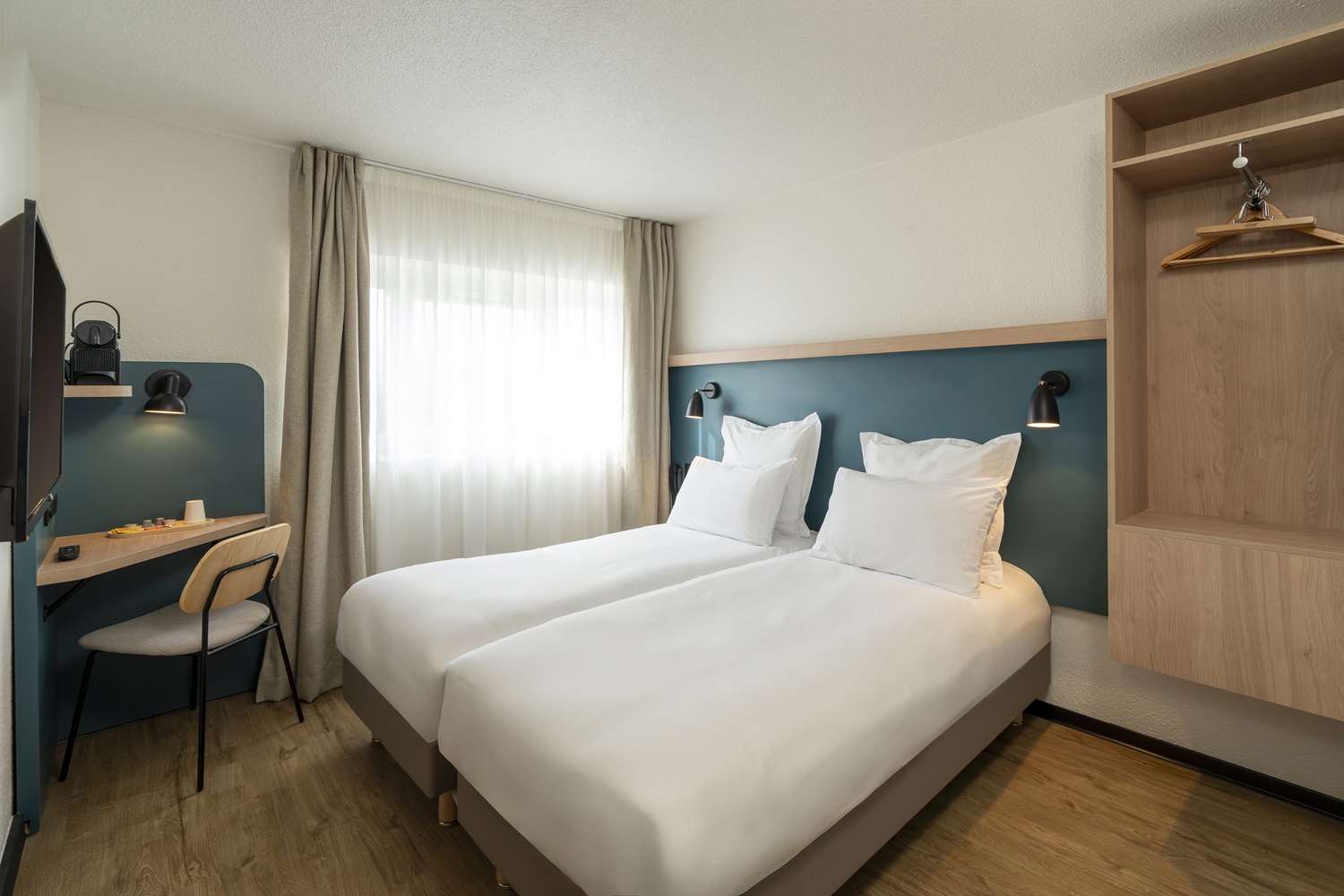 Standard, Twin Beds, Court View