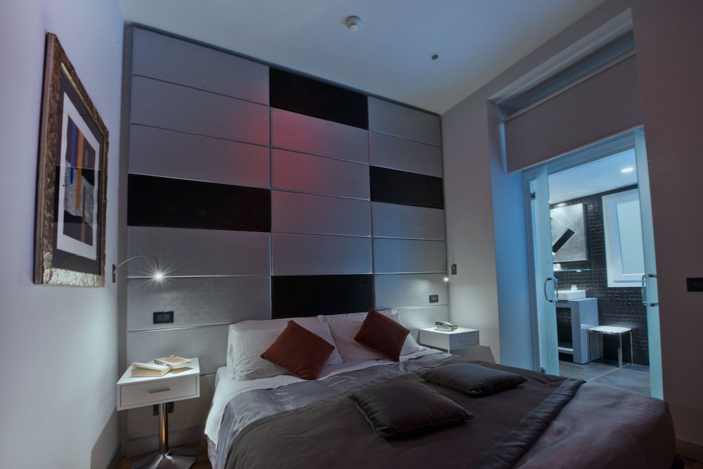 ROOM, DOUBLE OR TWIN BED, HOT TUB
