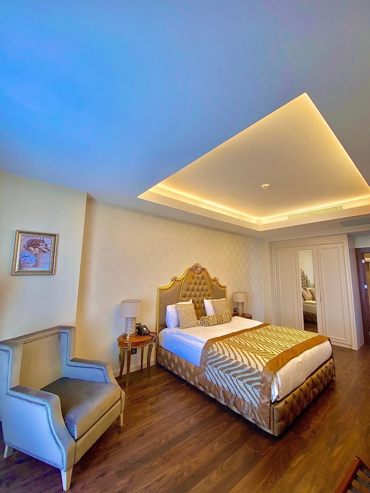 Morrian Hotel 24/50