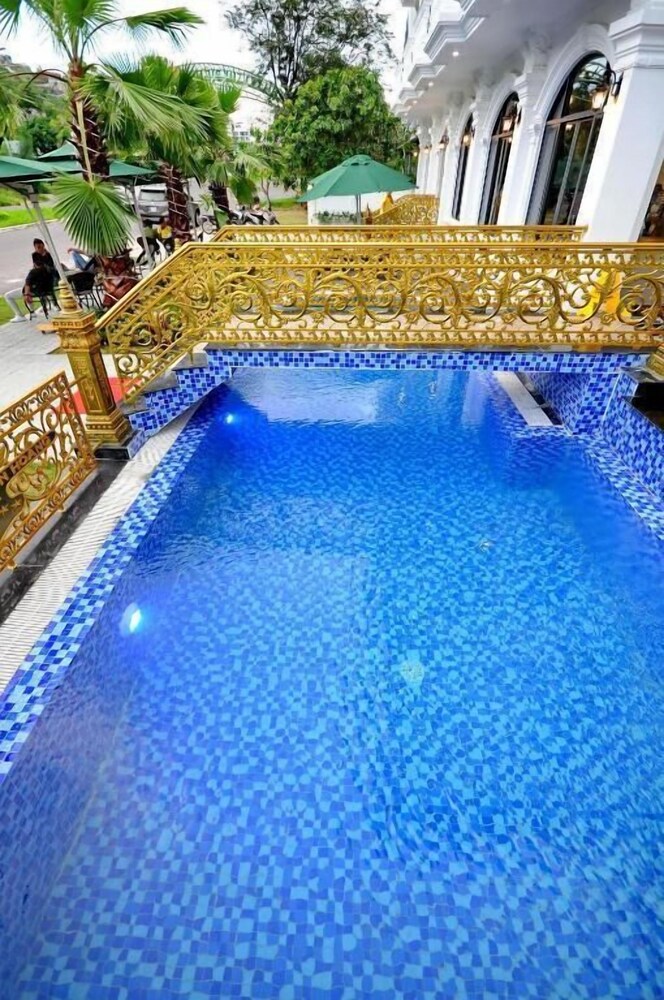 Crown Nguyen Hoang Hotel 51/58