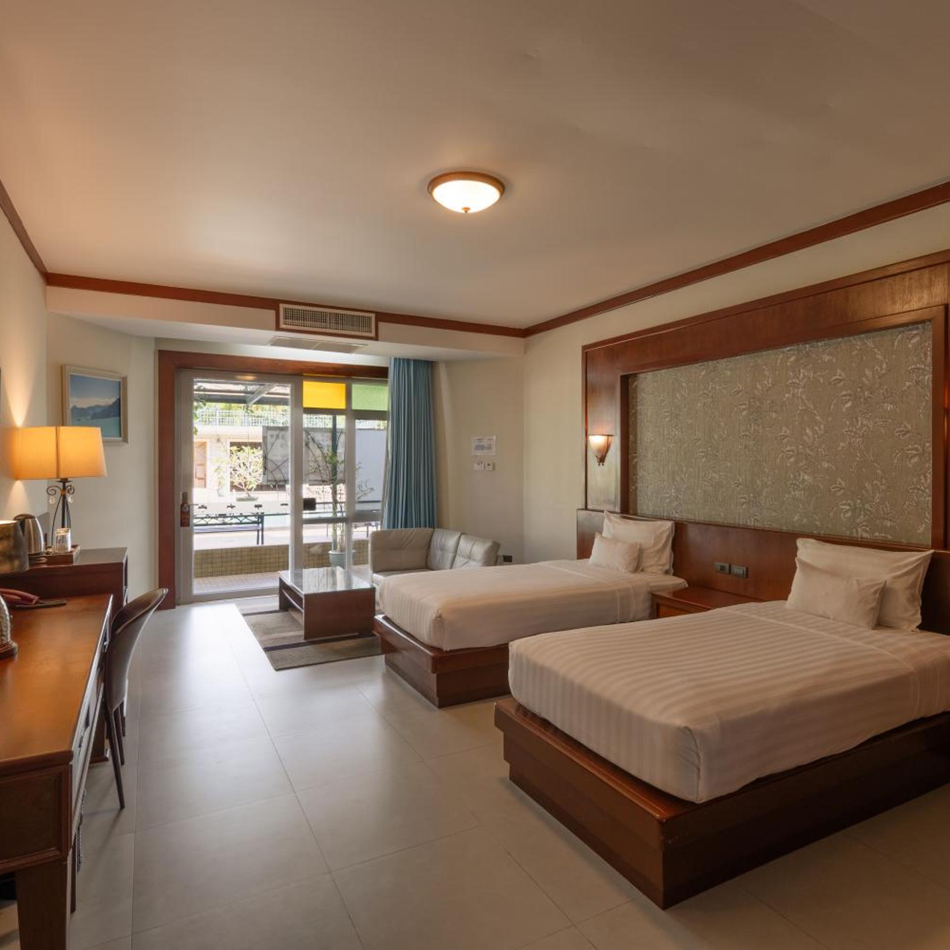 Junior Suite, Pool Front