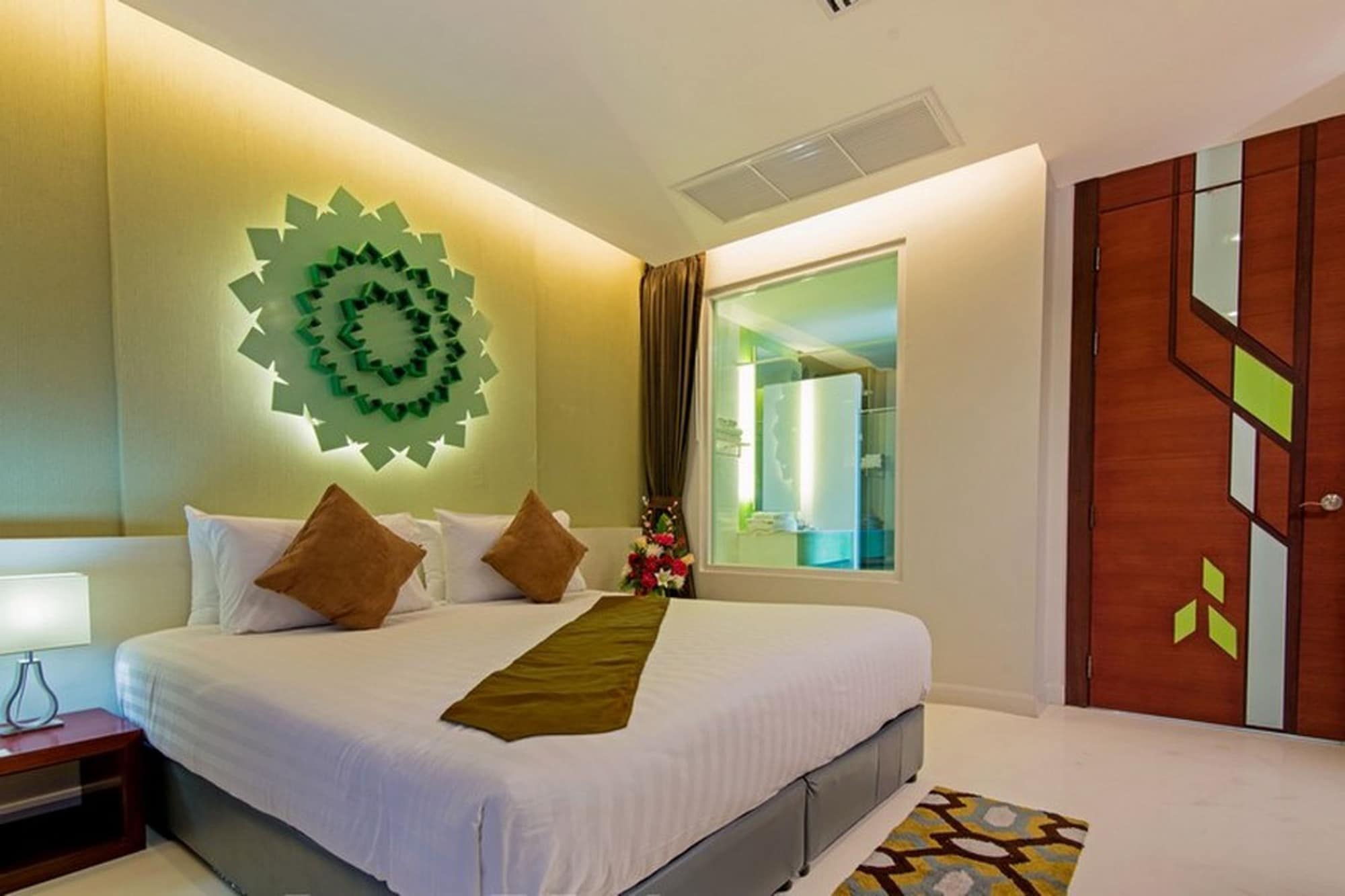 EXECUTIVE, SUITE