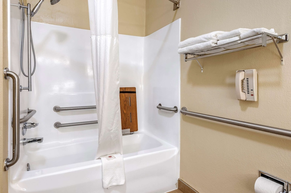 Comfort Inn & Suites Cincinnati Uptown Clifton 42/45