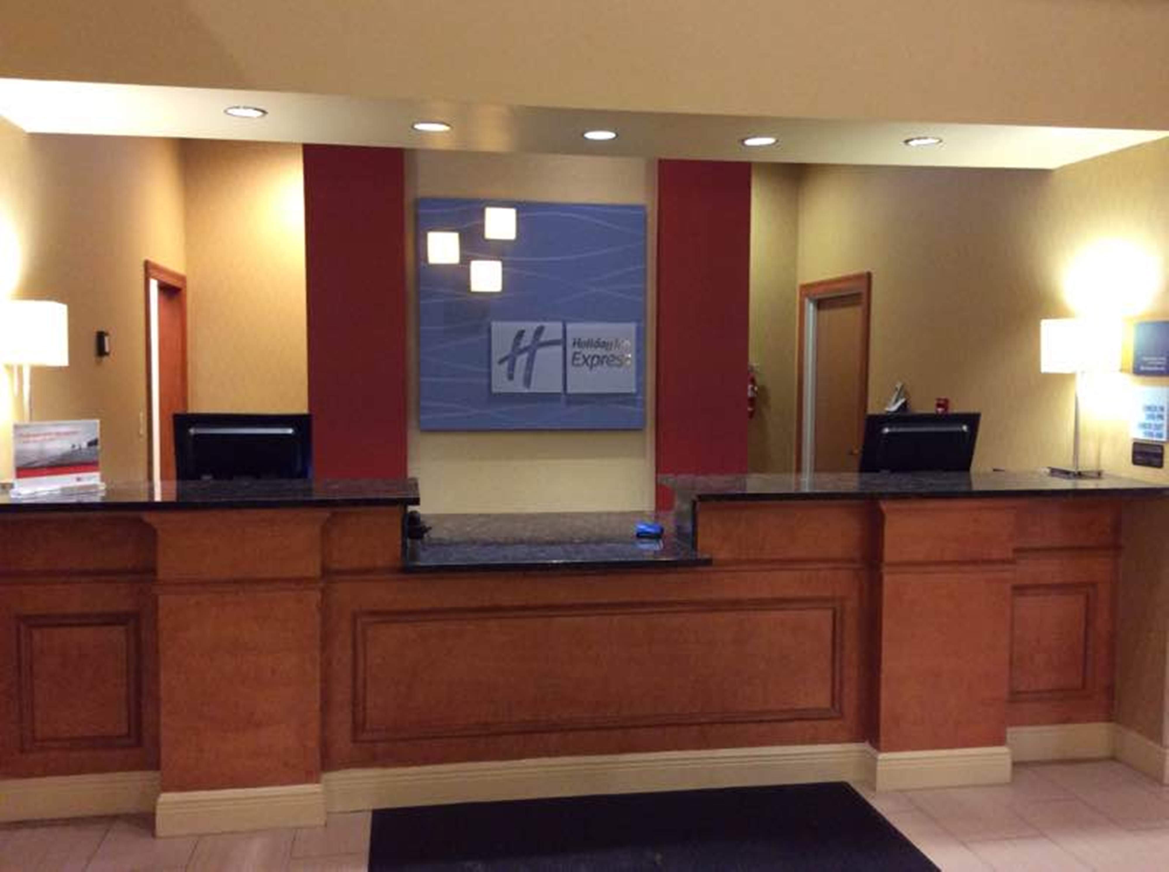 Holiday Inn Express Suites Forest 5/37