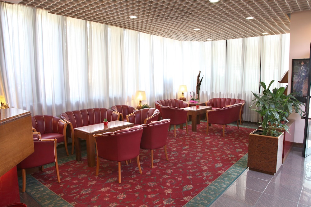 Maxim Hotel 52/70