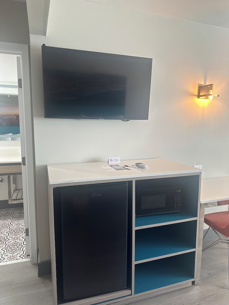 Super 8 by Wyndham Oceanside Downtown 11/50