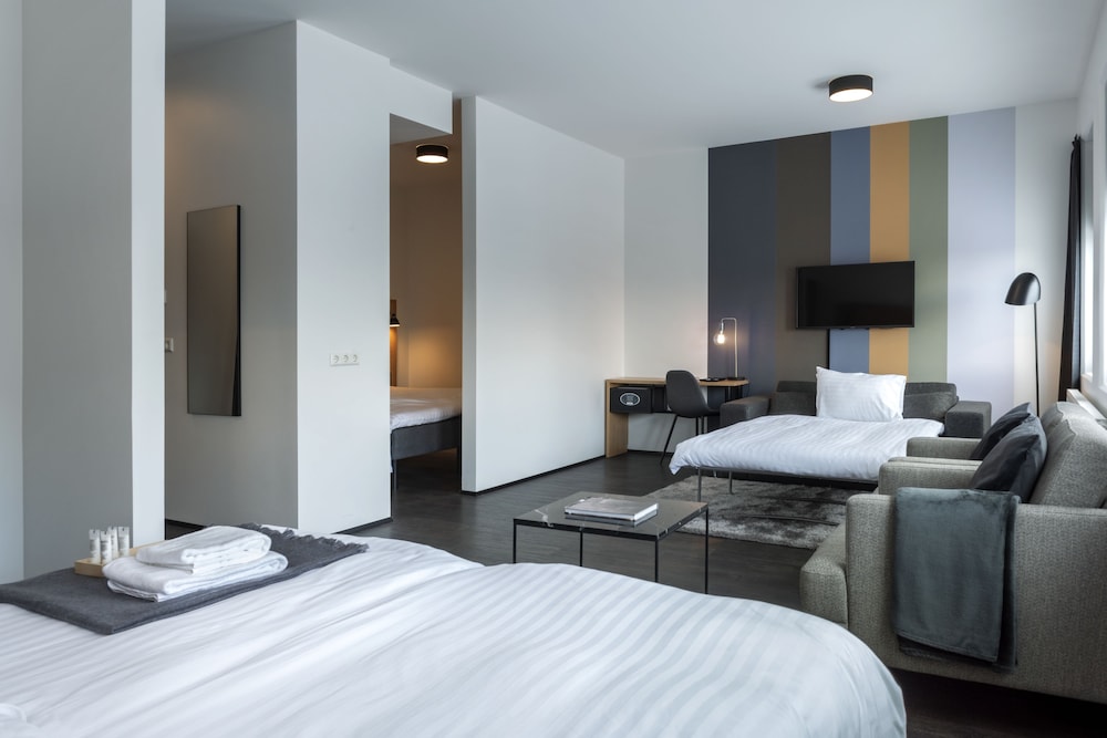 201 Hotel 7/50