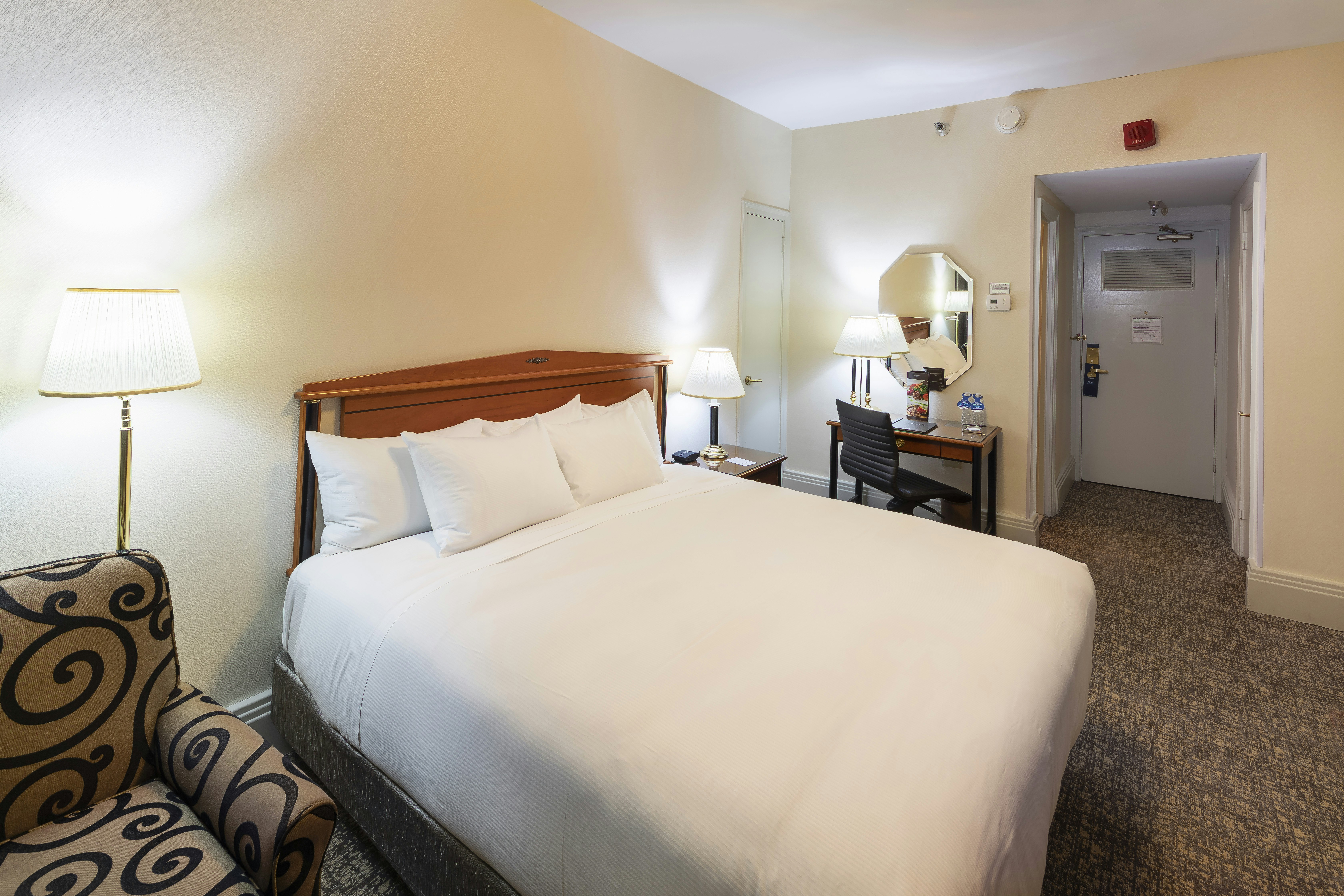 ROOM, KING BED