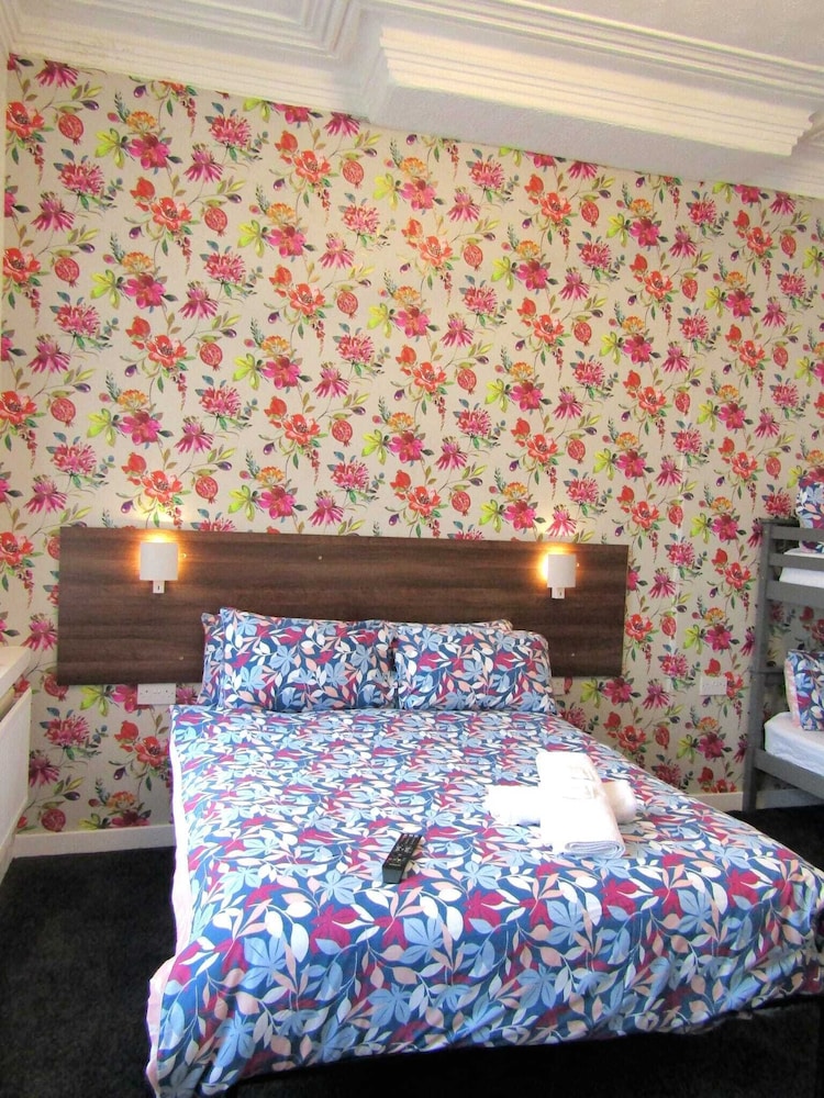 Belroy Hotel 12/36