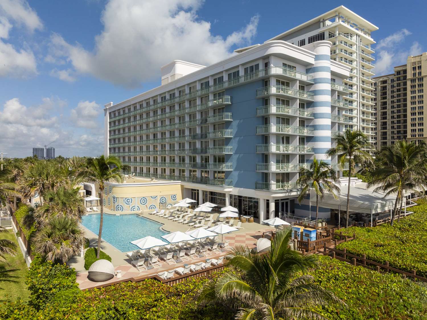 The Singer Oceanfront Resort, Curio Collection by Hilton 6/56