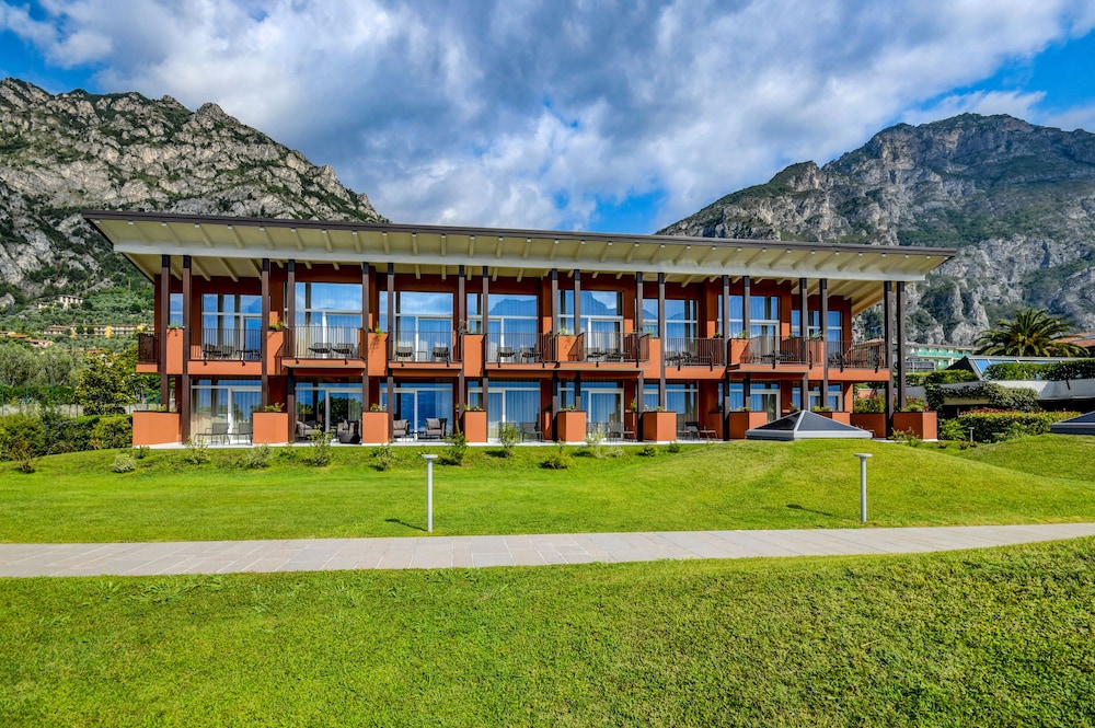 Hotel Du Lac 3/72
