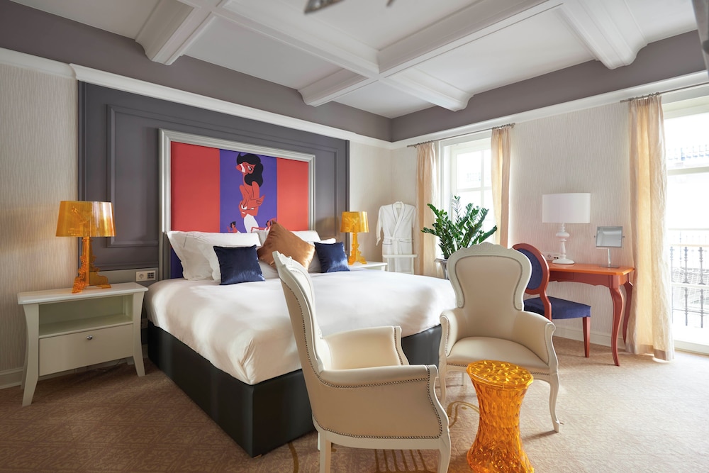 LUXURY, KING BED