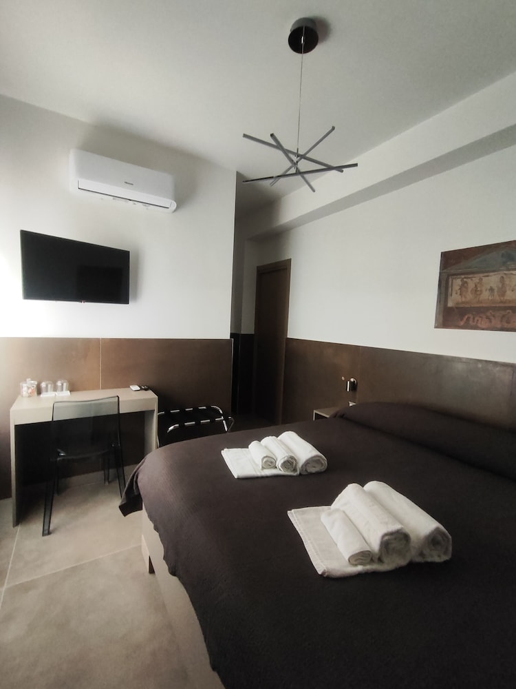 Cloister Inn 6/45