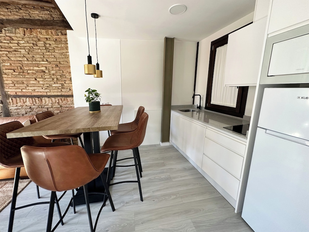 APARTAMENTOS PUERTA ELVIRA SUITES 3000 40/46