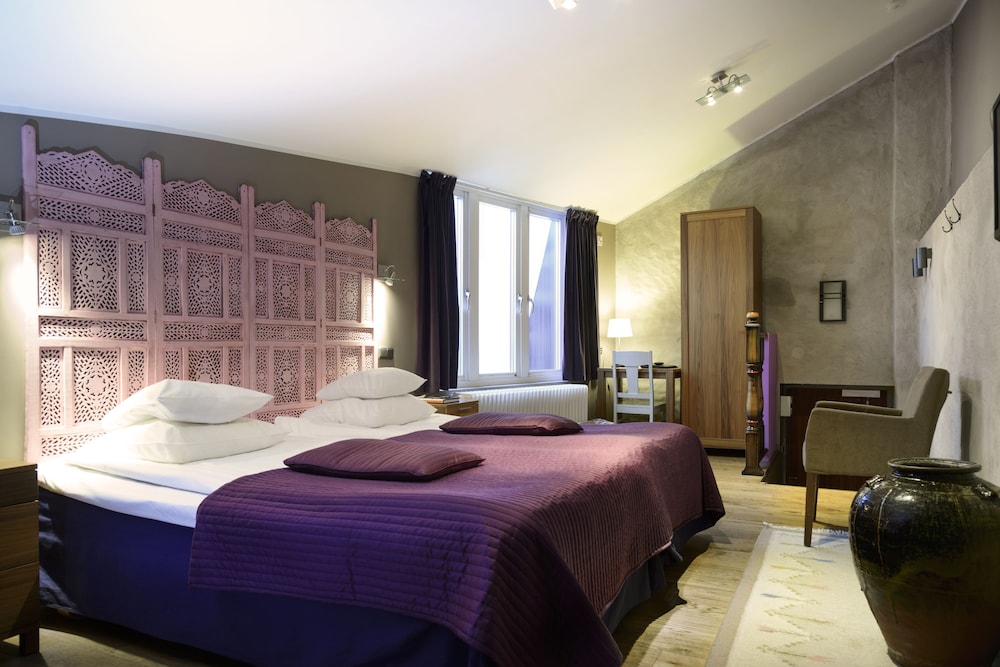 SUPERIOR, DOUBLE OR TWIN BED
