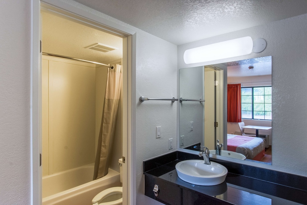 غرفة قياسية بسريرين مزدوجين، Motel6 Redding, CA - North 5/6