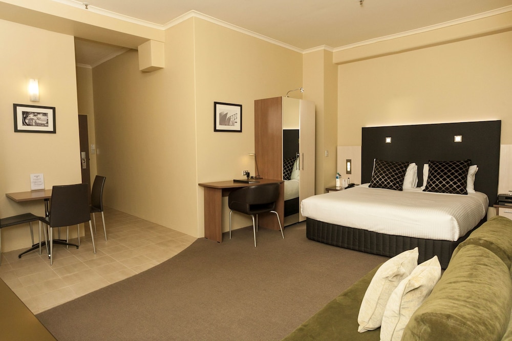 DELUXE, KING BED, KITCHENETTE