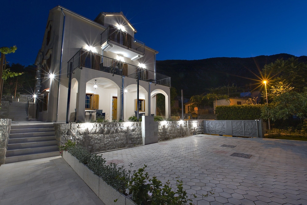 Apartments Mezini 11 2/50
