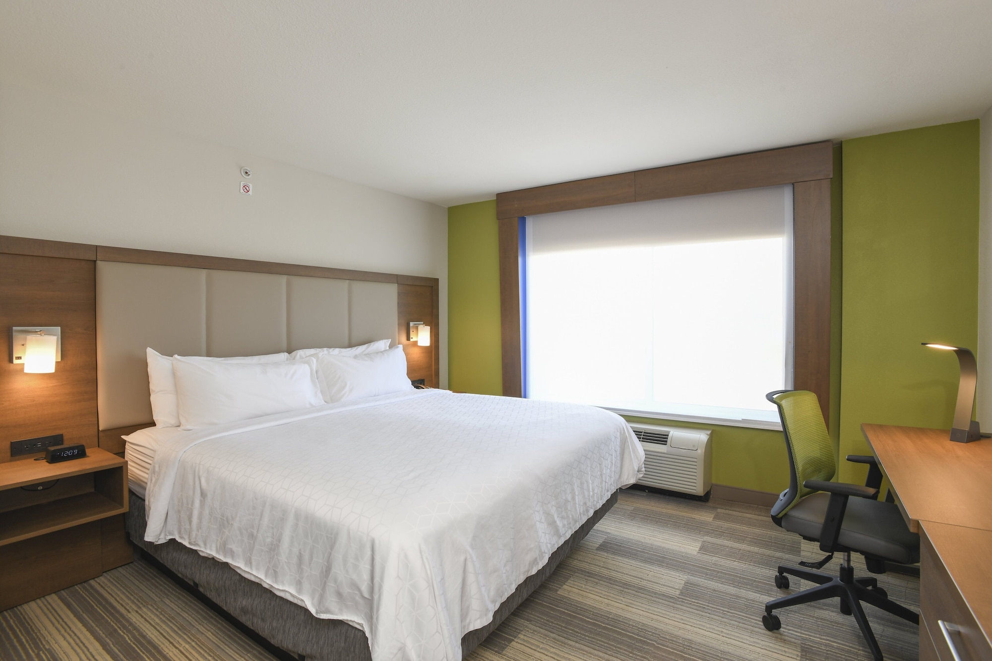 جناح بسرير كينج بغرفة نوم واحدة بمنطقة جلوس، Holiday Inn Express Hotel Suites Richwood Cincinnati South 4/8