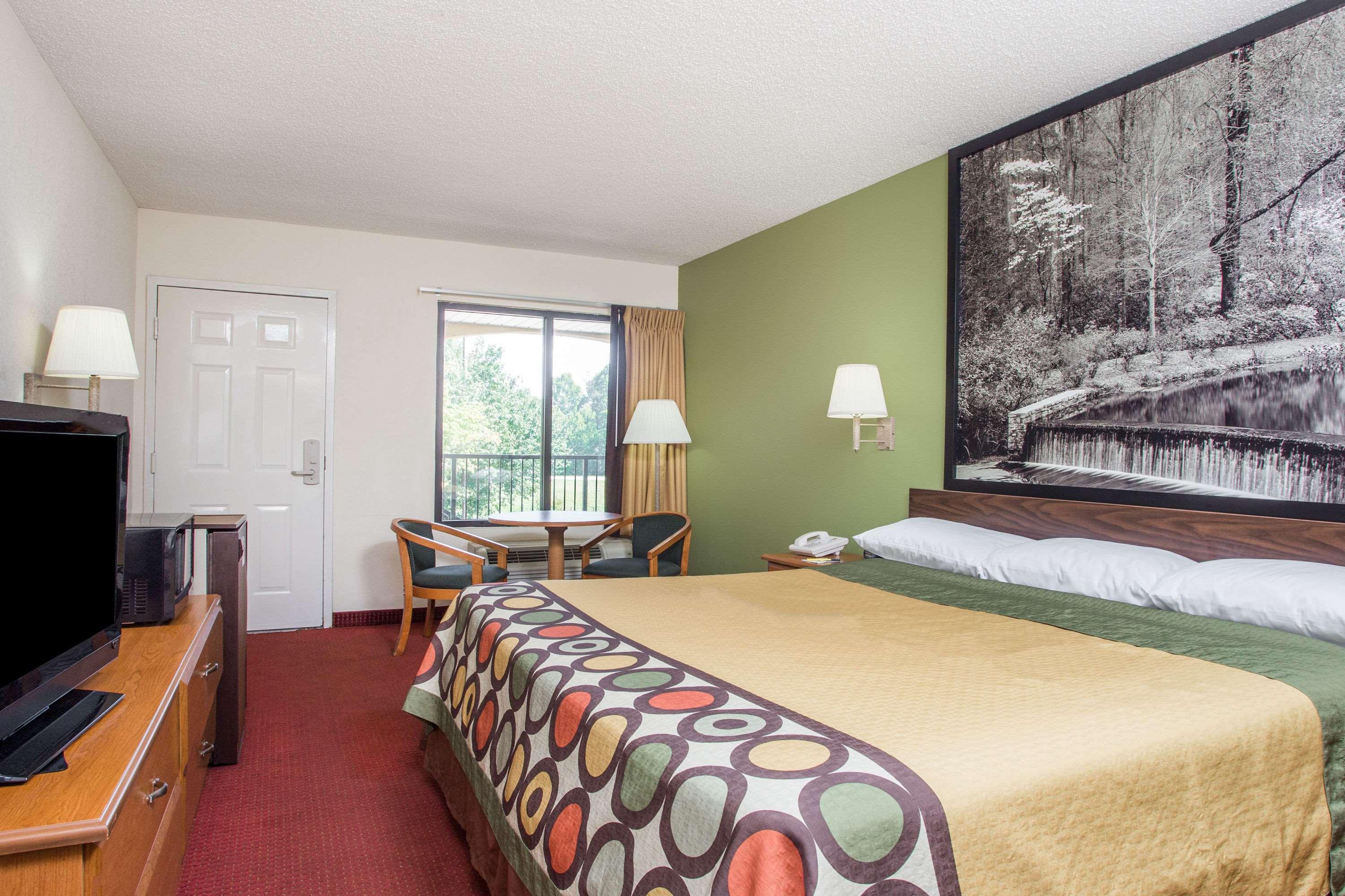 Super 8 By Wyndham Lavonia 9/17