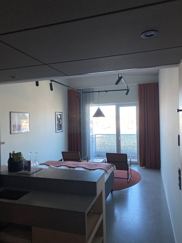 ROOM, BALCONY