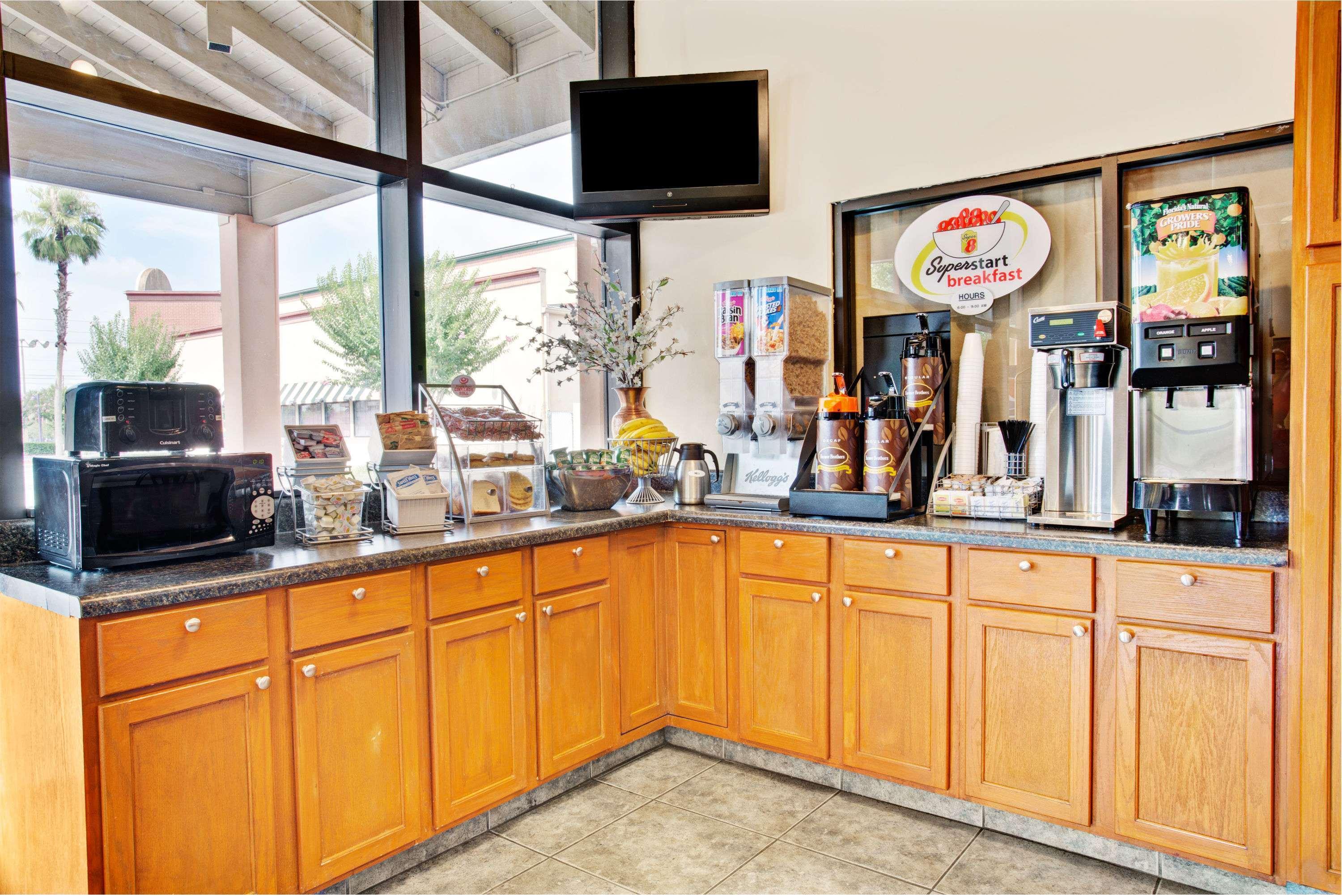 Super 8 By Wyndham Kissimmee/Maingate/Orlando Area 10/28
