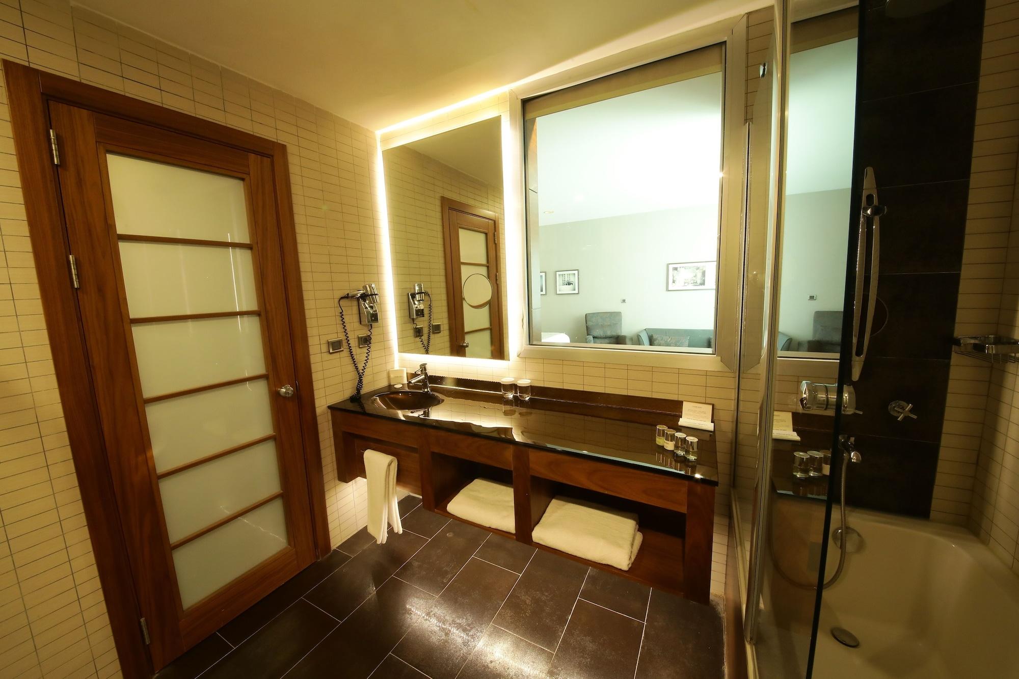 جناح جونيور بإطلالة جزئية على البحر، Cevahir Hotel Istanbul Asia 2/3
