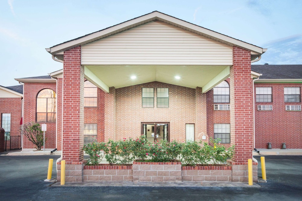 Super 8 by Wyndham White Hall 2/23