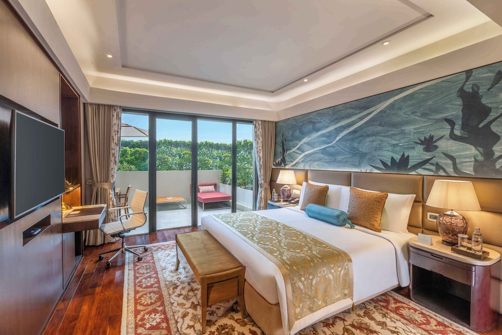 Diplomat, Suite, King Bed, Balcony