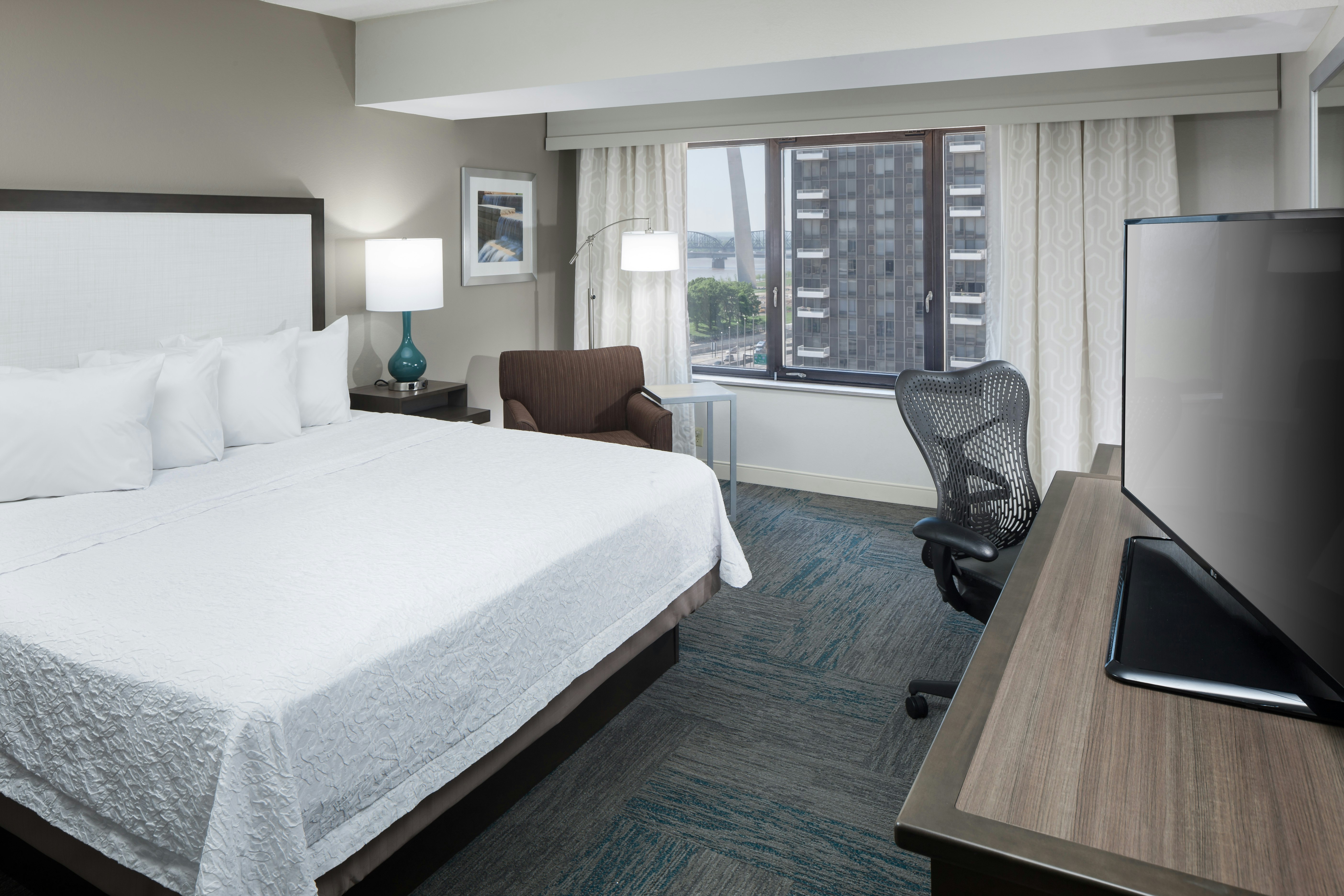 ROOM, KING BED, ARCH VIEW