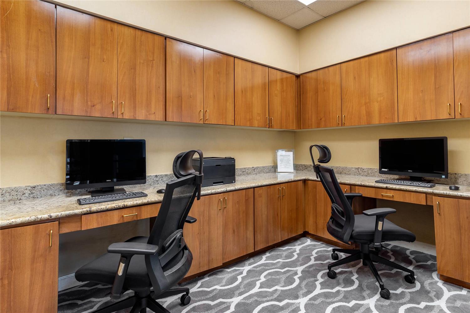 Comfort Inn & Suites Near Six Flags GA 33/38