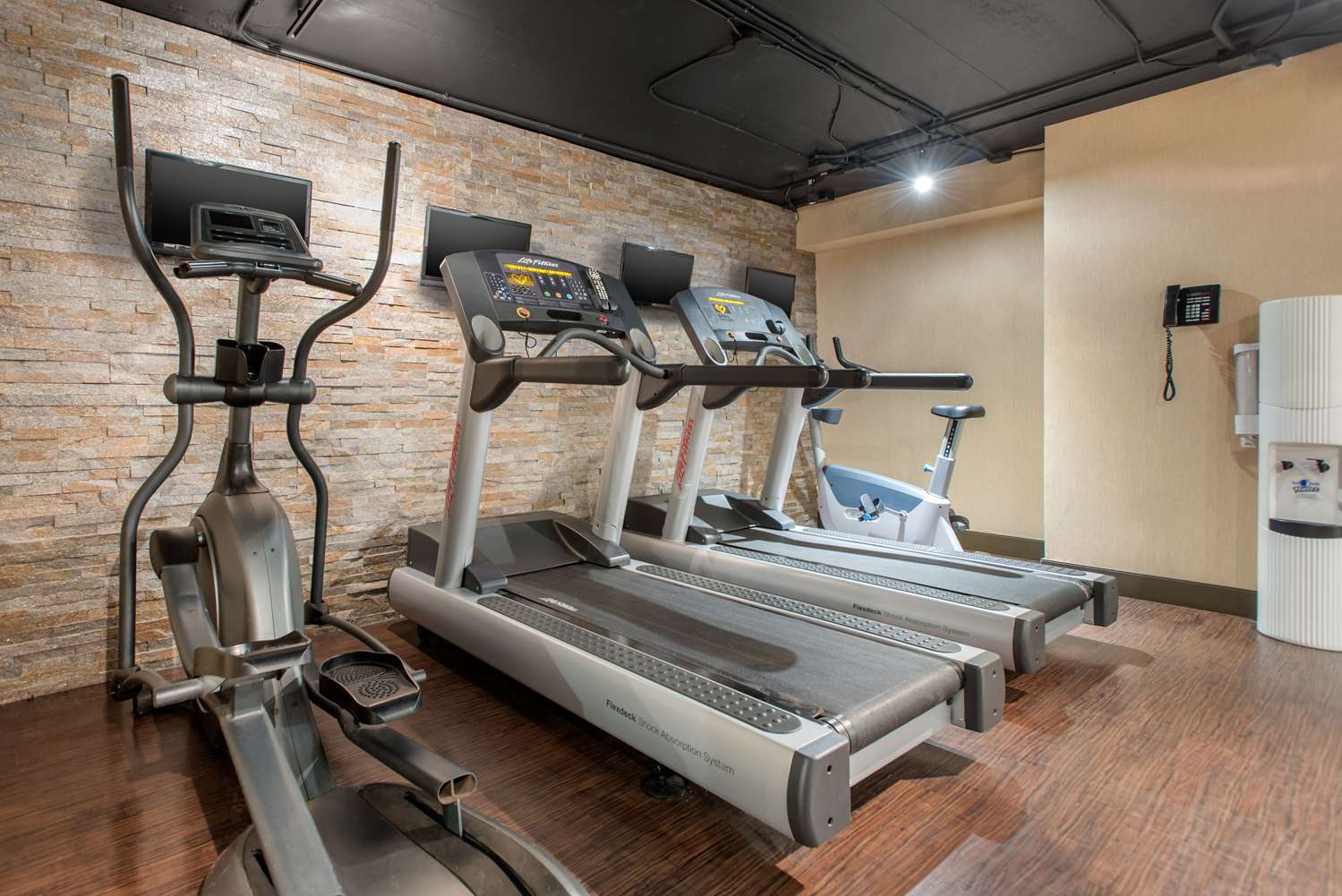 Clarion Hotel & Suites Brandon 15/35