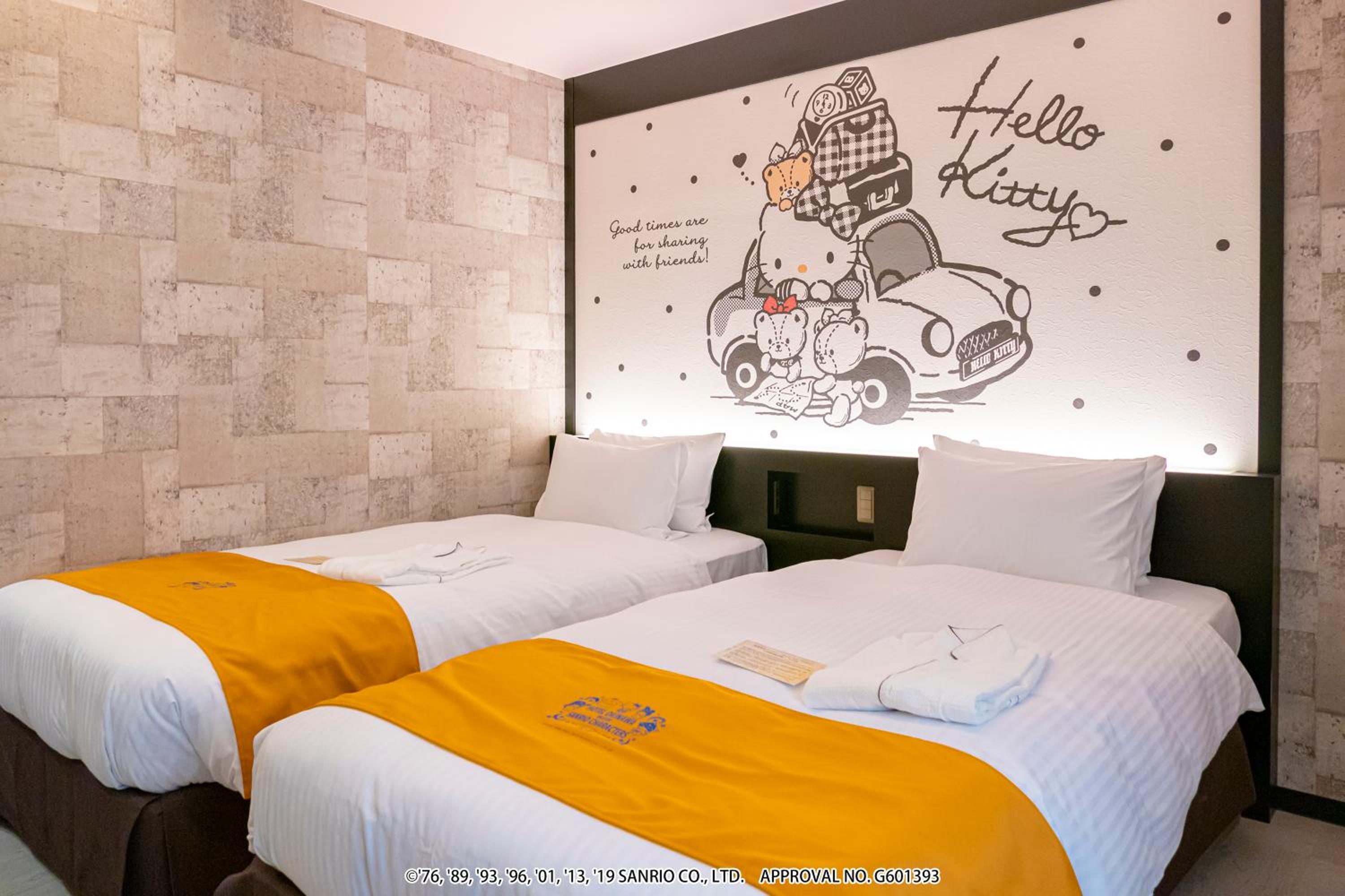 Hello Kitty, Twin Beds