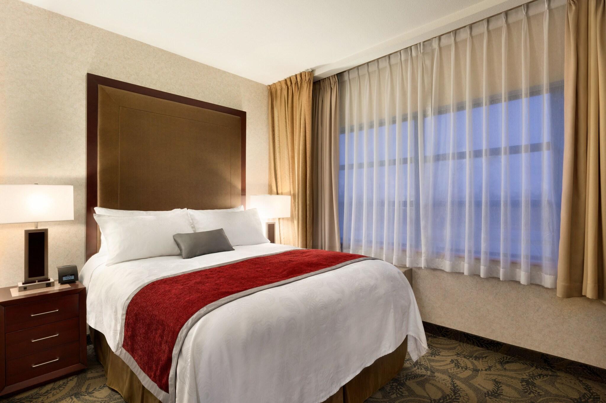 غرفة بسرير كوين