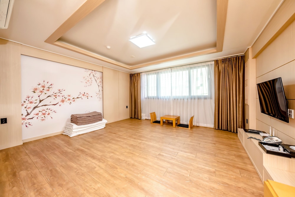 Hs Tourist Hotel 24/56