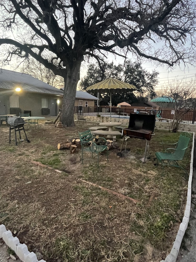 Rodeway Inn 15/17