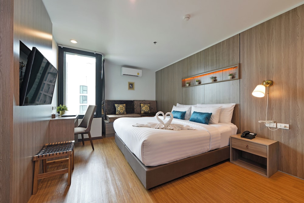 DELUXE, KING BED