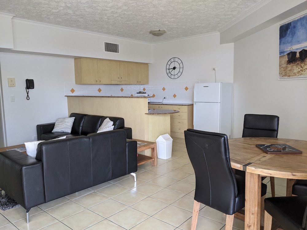 MOORINGS BEACH RESORT 60/77