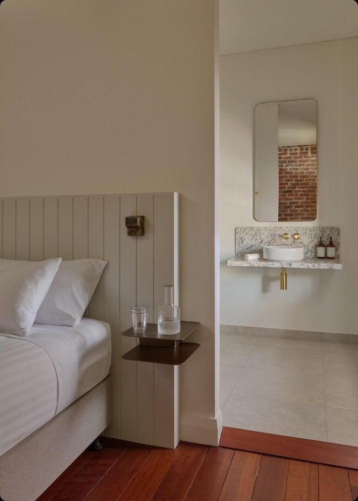 Laura, Suite, King Bed, Living Area