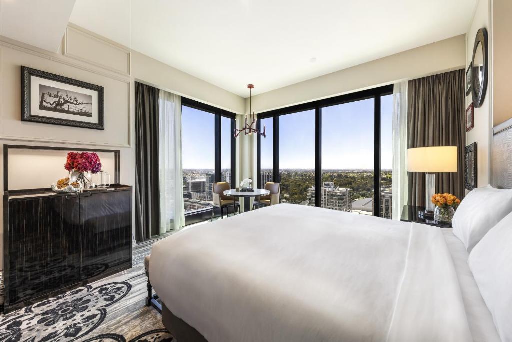 DELUXE, KING BED, CITY OR COASTAL VIEW, CORNER