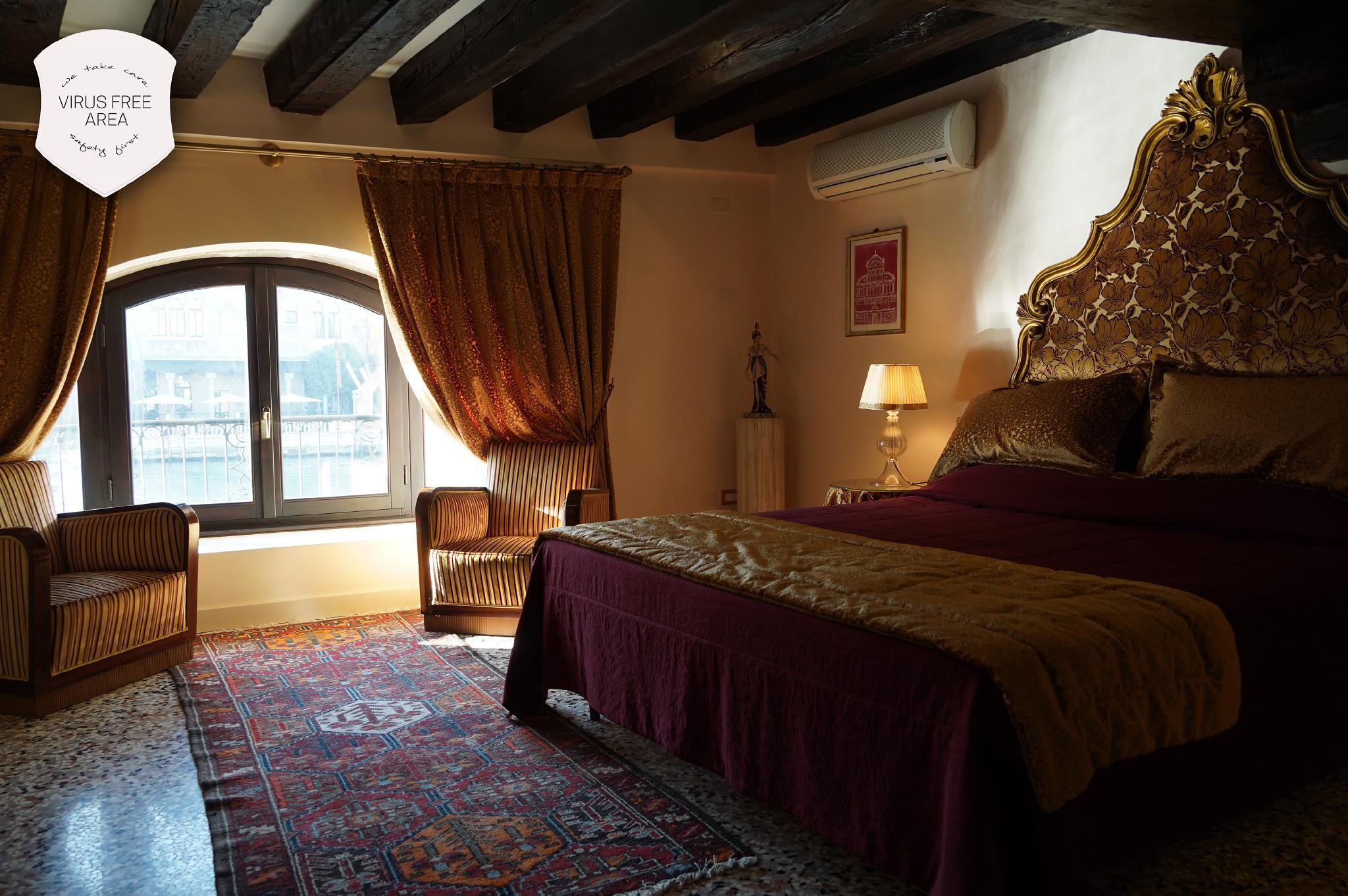 DELUXE, DOUBLE OR TWIN BED