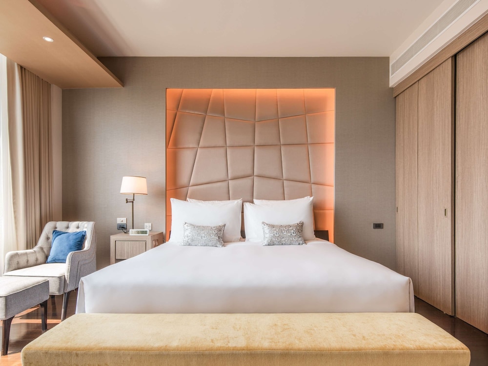 DELUXE, SUITE, KING BED