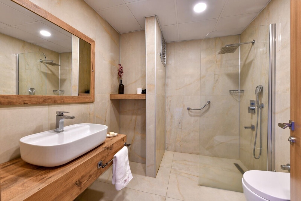 Dessera Vineyards Hotel 38/40