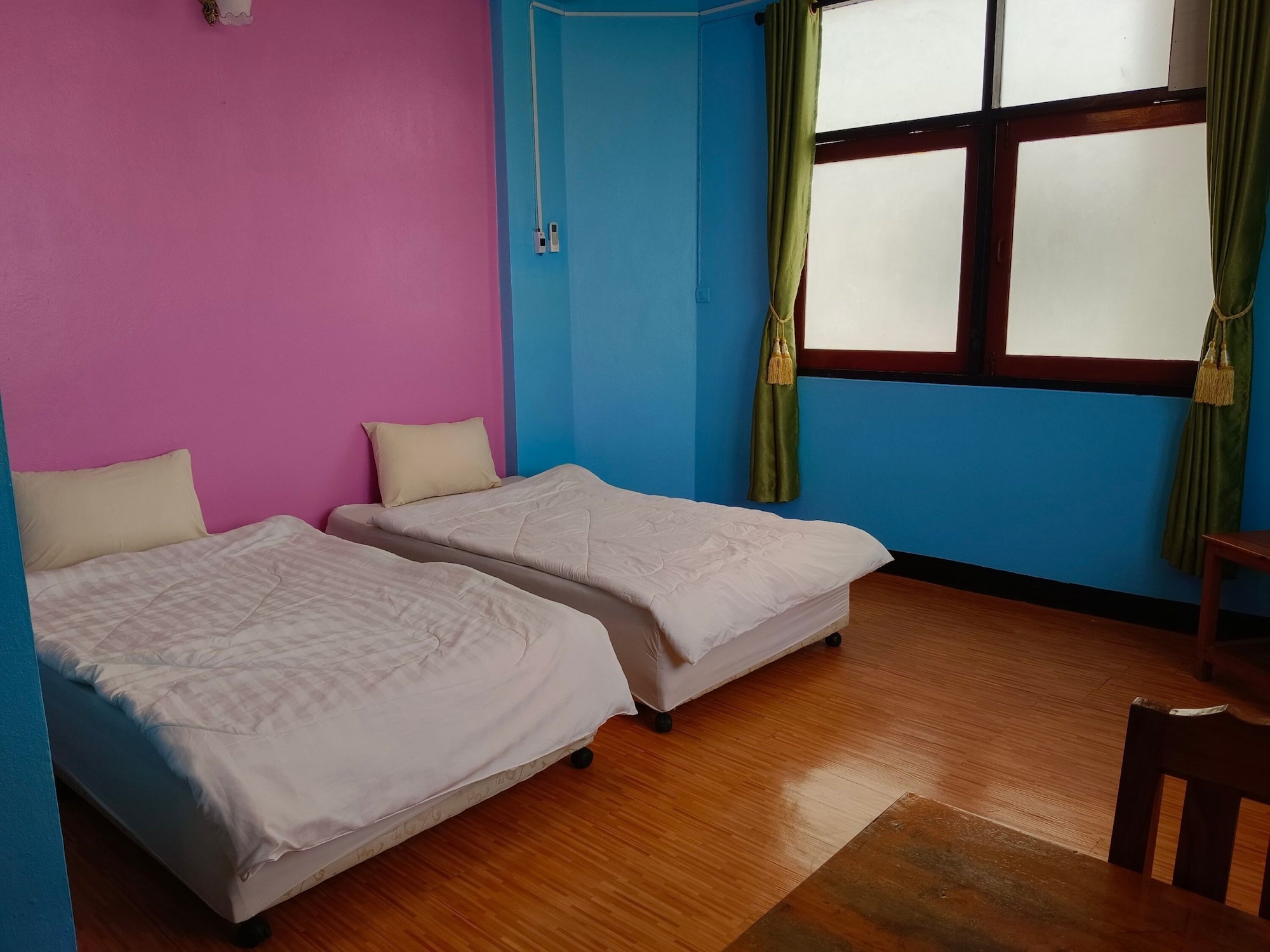 Deluxe, Twin Beds