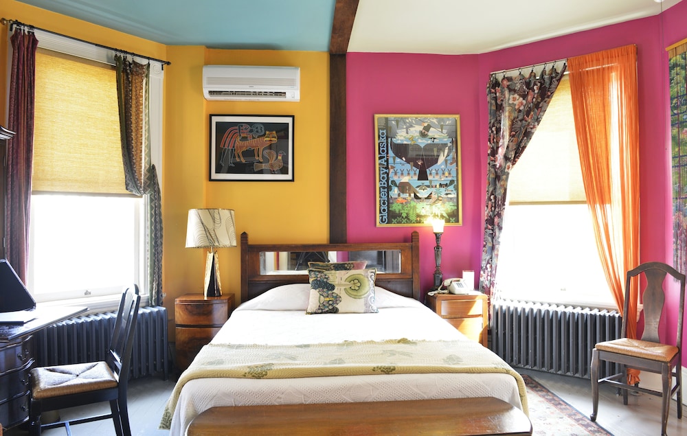ROOM, QUEEN BED, PRIVATE BATHROOM