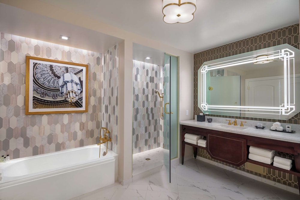 The Higgins Hotel New Orleans, Curio Collection by Hilton 29/77