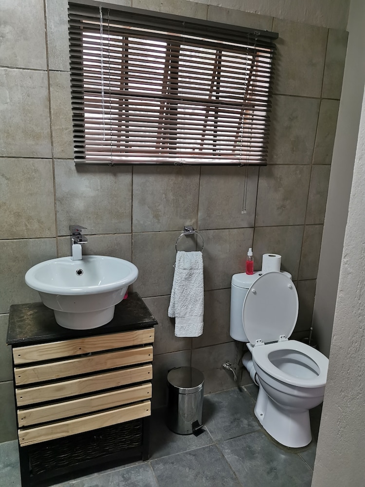 Aerotropolis Guest Lodge 46/50